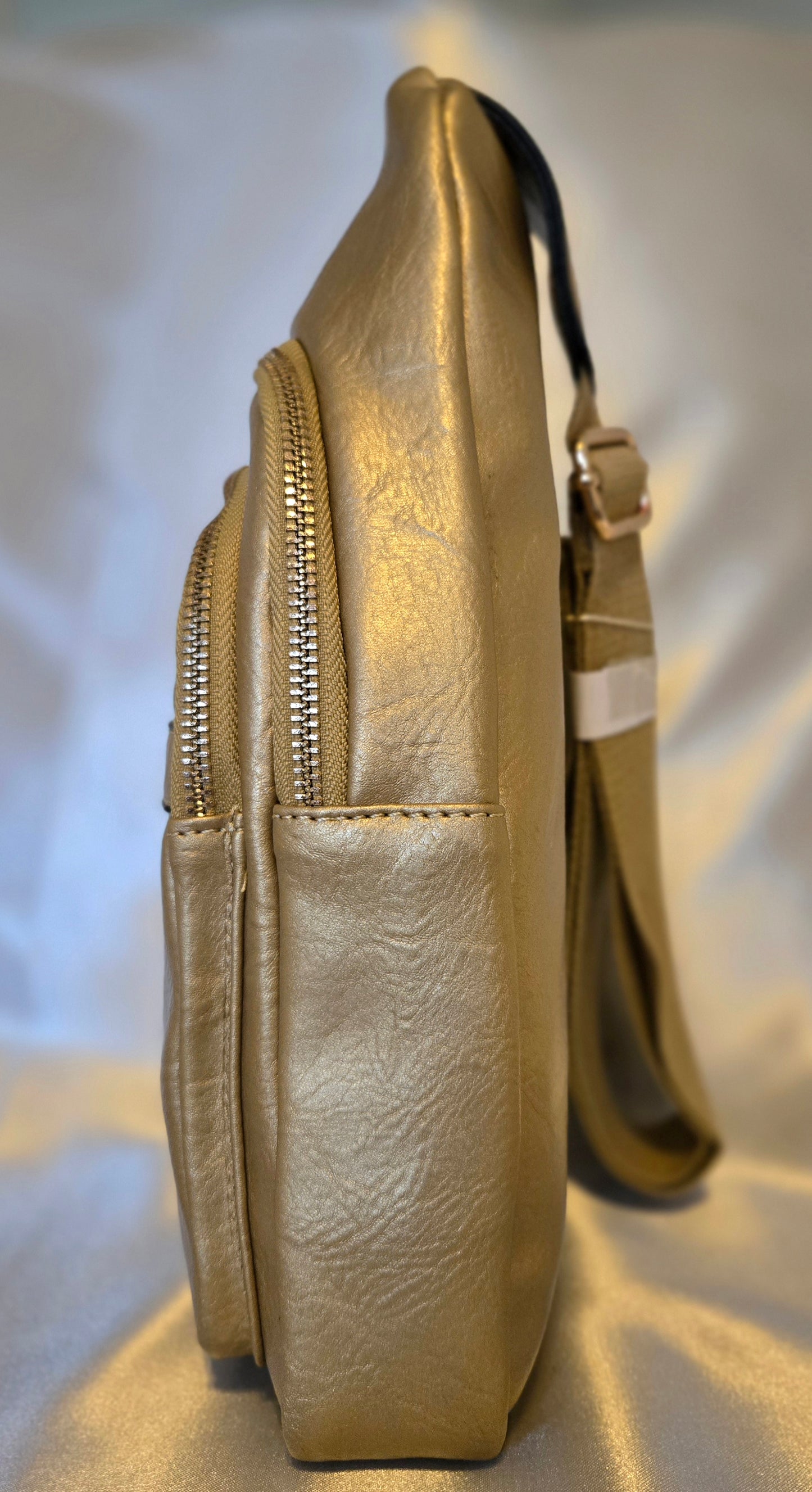 Le Miel Gold Metallic Sling Bag (20250901LY1221Z)